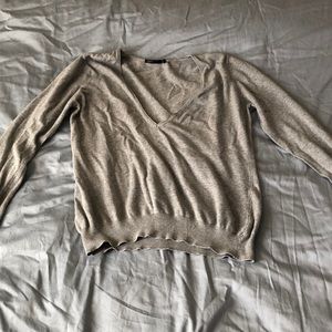 Gray V-neck long sleeve shirt